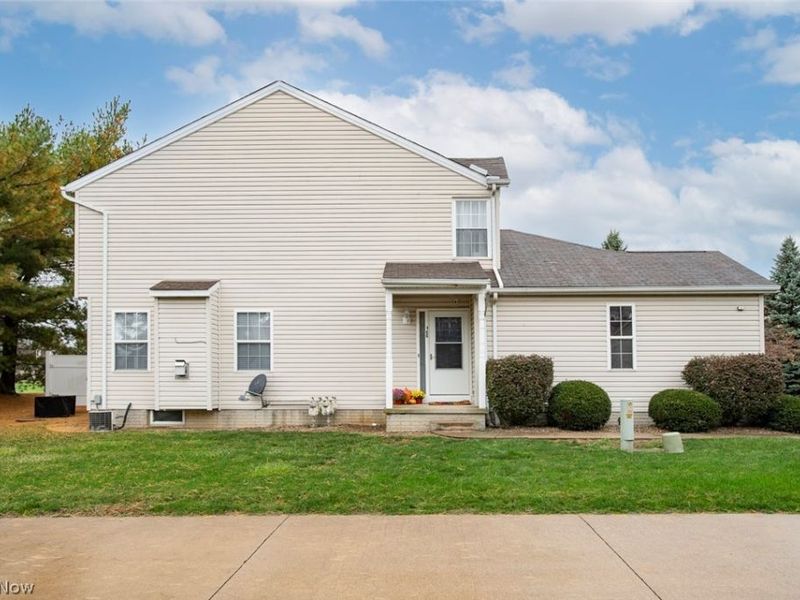 100 Meander Lane, Elyria, OH 44035 Photo 4