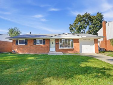 39615 Kingsbury Drive, Sterling Heights, Mi 48313