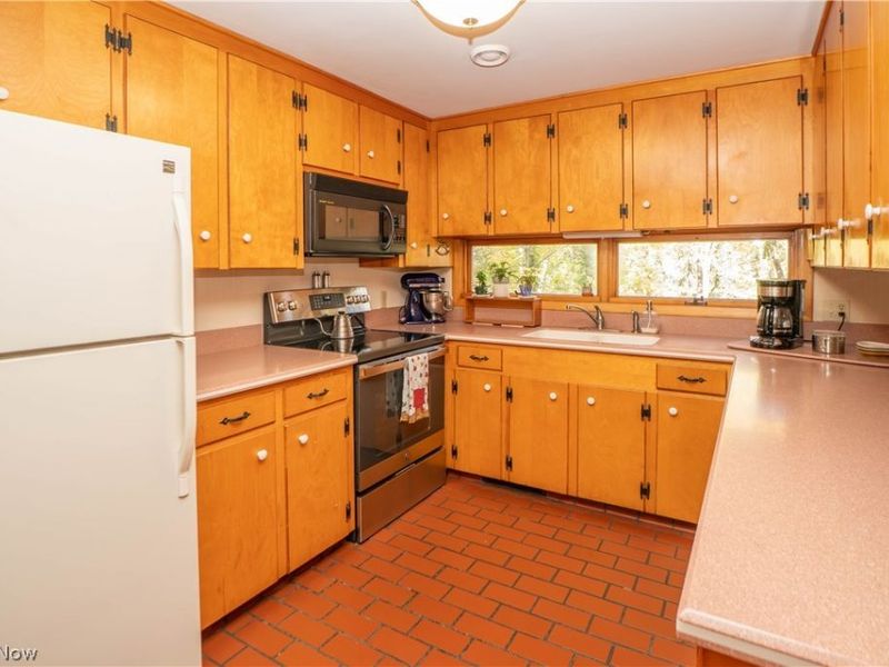 2221 Devonshire Drive NW, Canton, OH 44708 Photo 12