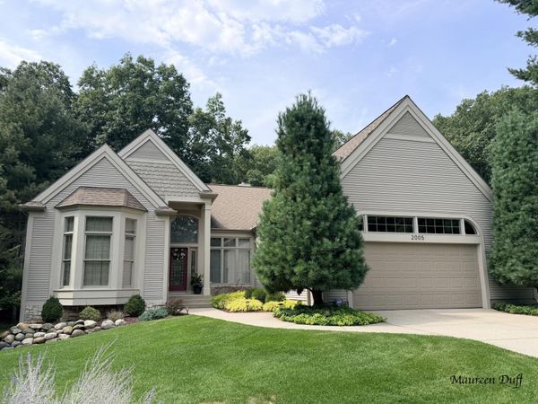 2005 Forest Glen Drive, Unit 31, Norton Shores, MI 49441