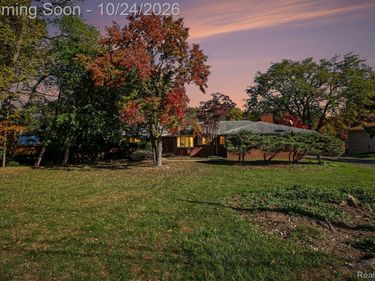 28632 Herndonwood Drive, Farmington Hills, Mi 48334