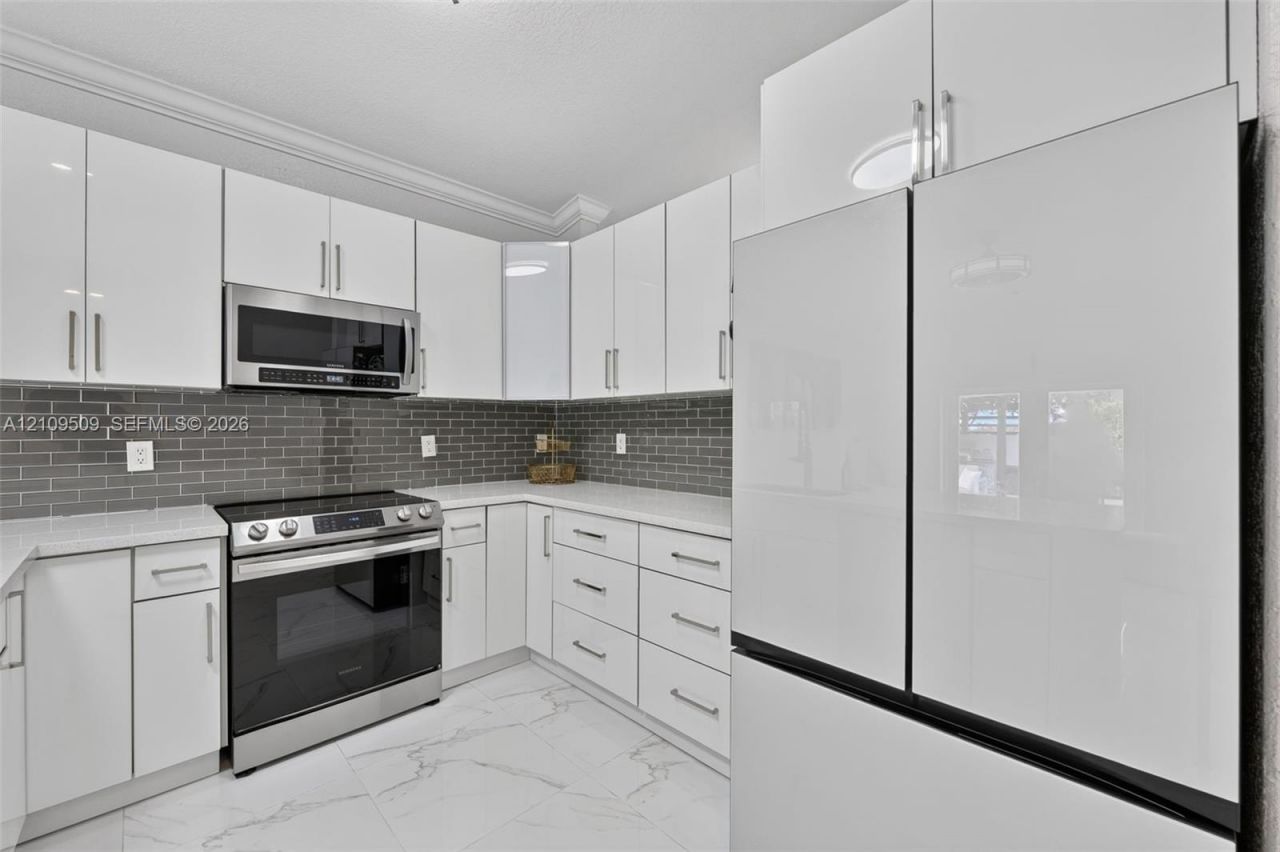 7721 NW 201st Ter, Hialeah, FL 33015 Photo