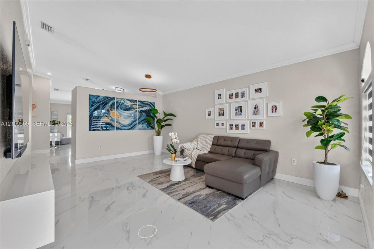 7721 NW 201st Ter, Hialeah, FL 33015 Photo