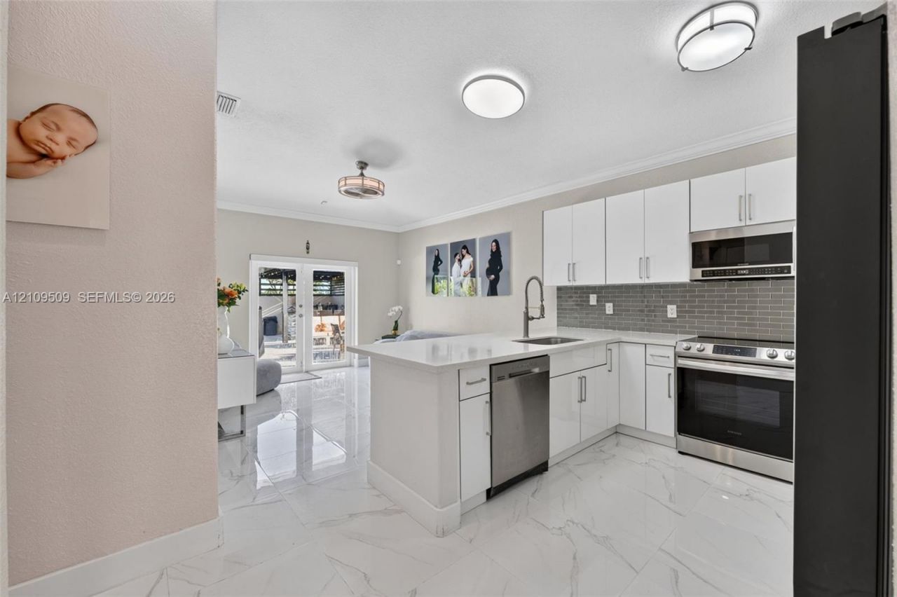 7721 NW 201st Ter, Hialeah, FL 33015 Photo