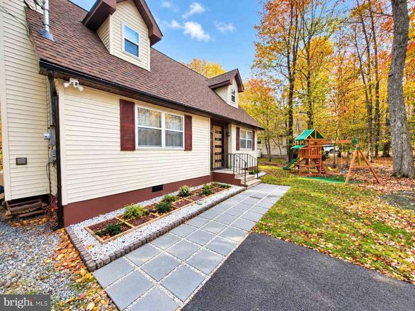 1023 TEAKWOOD DRIVE , NEWFOUNDLAND, PA 18445