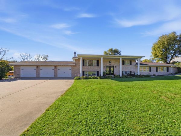 2716 ISETT, Muscatine, IA 52761