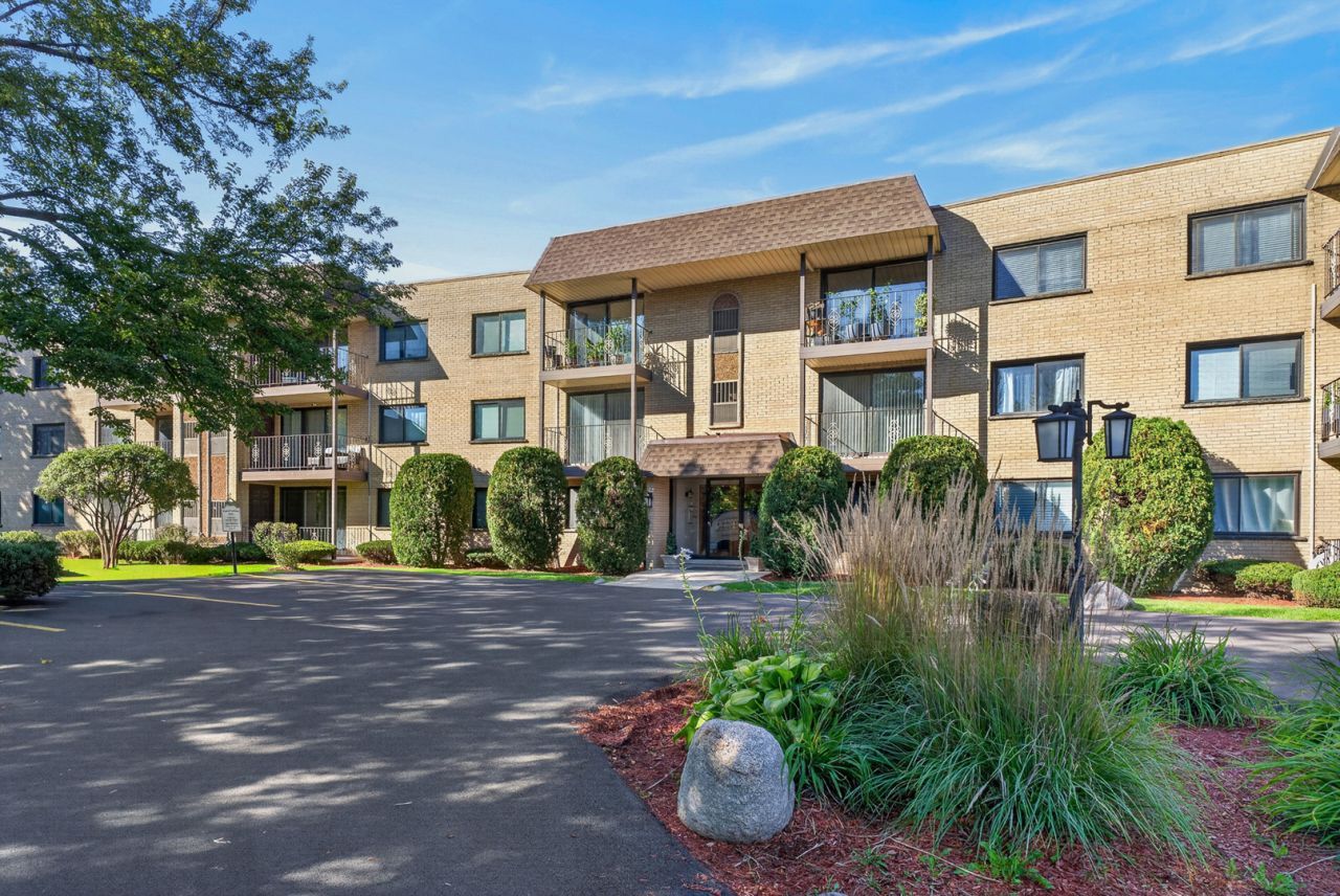 4660 N Austin Avenue, Unit 211, Chicago, IL 60630 Main Photo