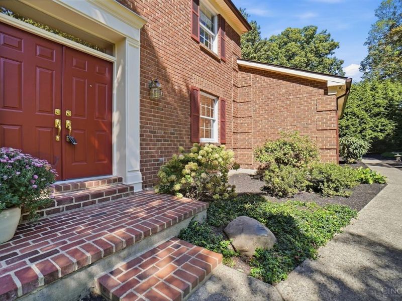 1091 Raintree Drive, Milford, OH 45150 Photo 2