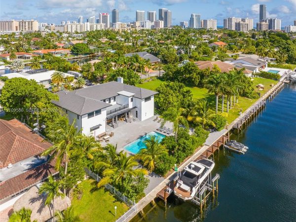461 Poinciana Dr , Hallandale Beach, FL 33009