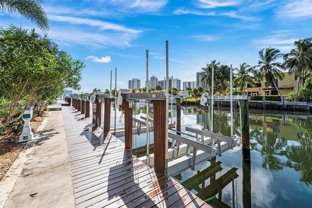 461 Poinciana Dr , Hallandale Beach, FL 33009 Photo