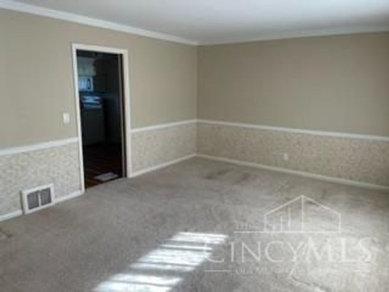 5580 Fairwood Road, Green Township, OH 45239 Photo 2