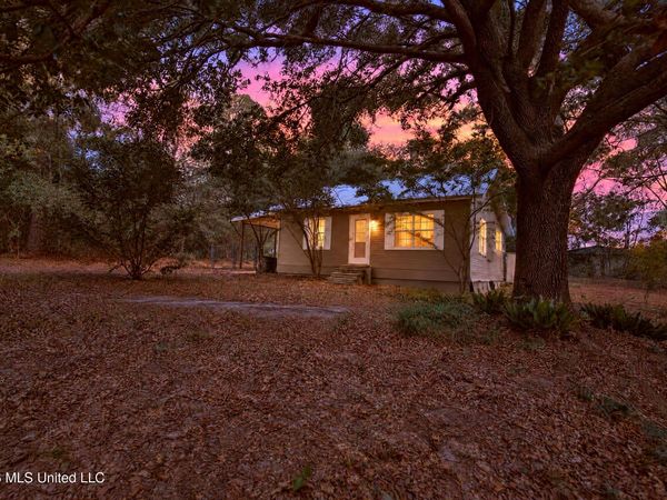1006 W Hinton Avenue, Lumberton, MS 39455