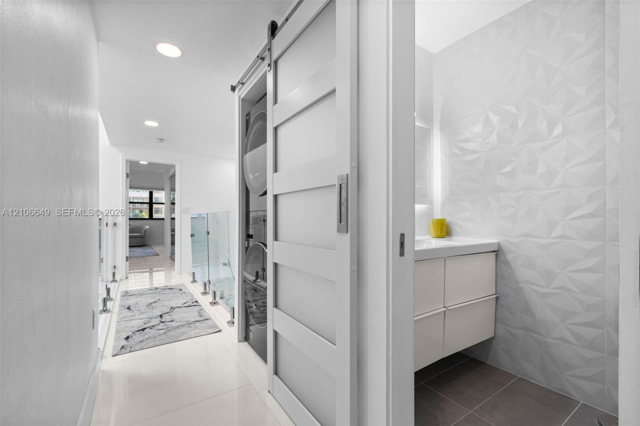 216 Poinciana Dr, Unit 206, Sunny Isles Beach, FL 33160 Photo
