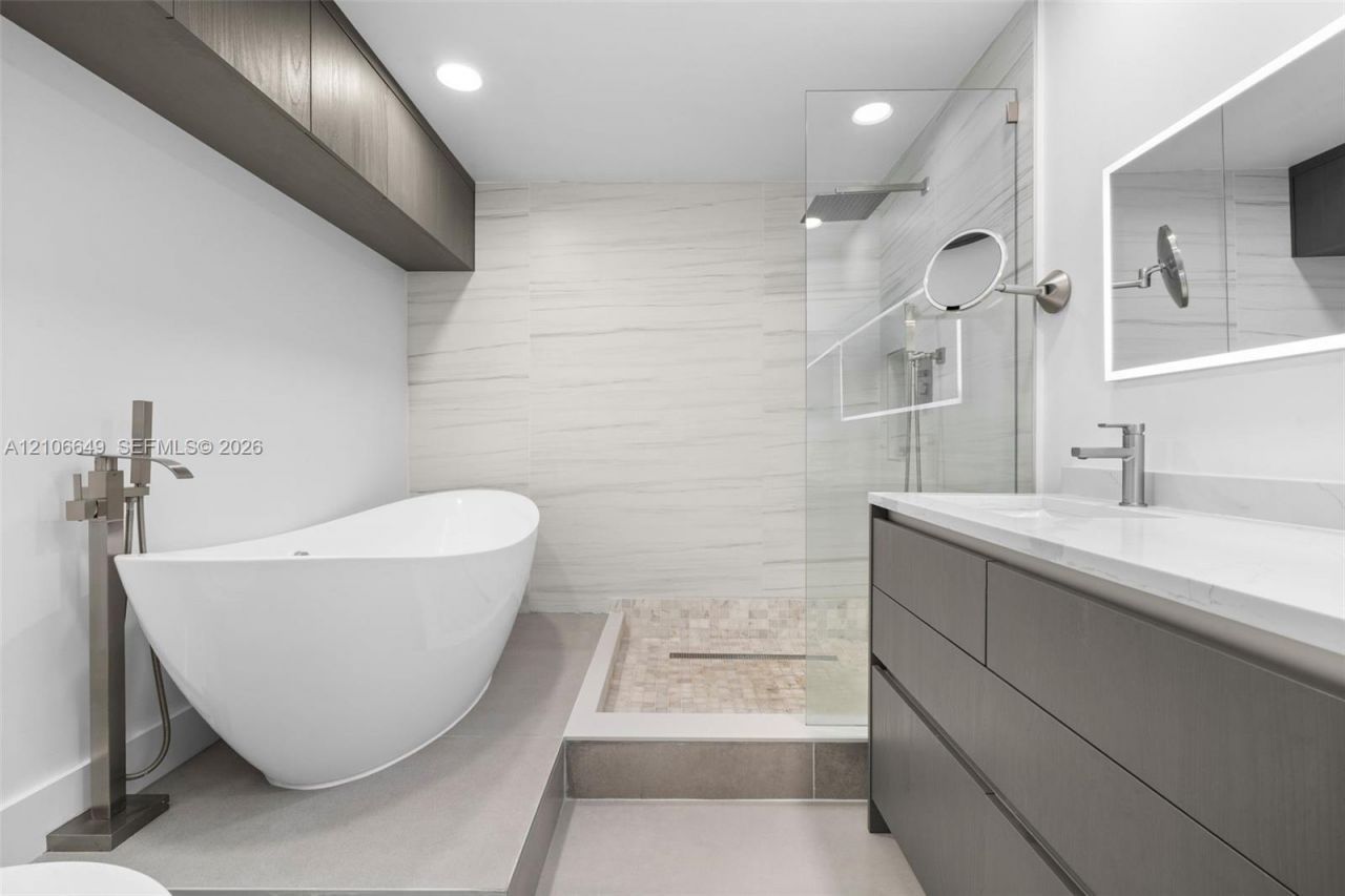 216 Poinciana Dr, Unit 206, Sunny Isles Beach, FL 33160 Photo