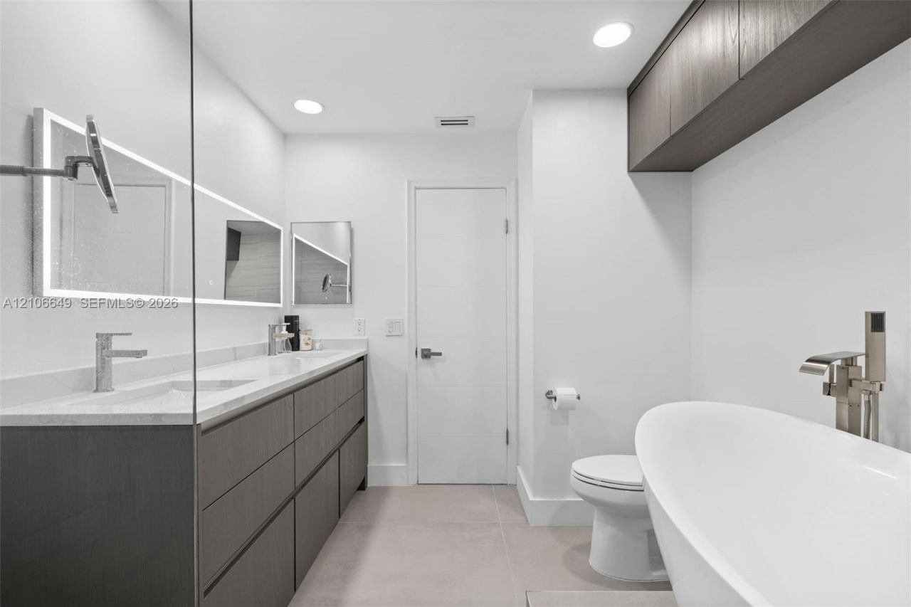 216 Poinciana Dr, Unit 206, Sunny Isles Beach, FL 33160 Photo