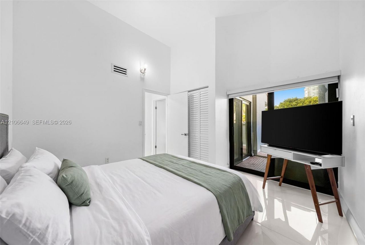 216 Poinciana Dr, Unit 206, Sunny Isles Beach, FL 33160 Photo