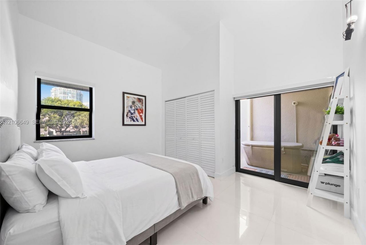 216 Poinciana Dr, Unit 206, Sunny Isles Beach, FL 33160 Photo
