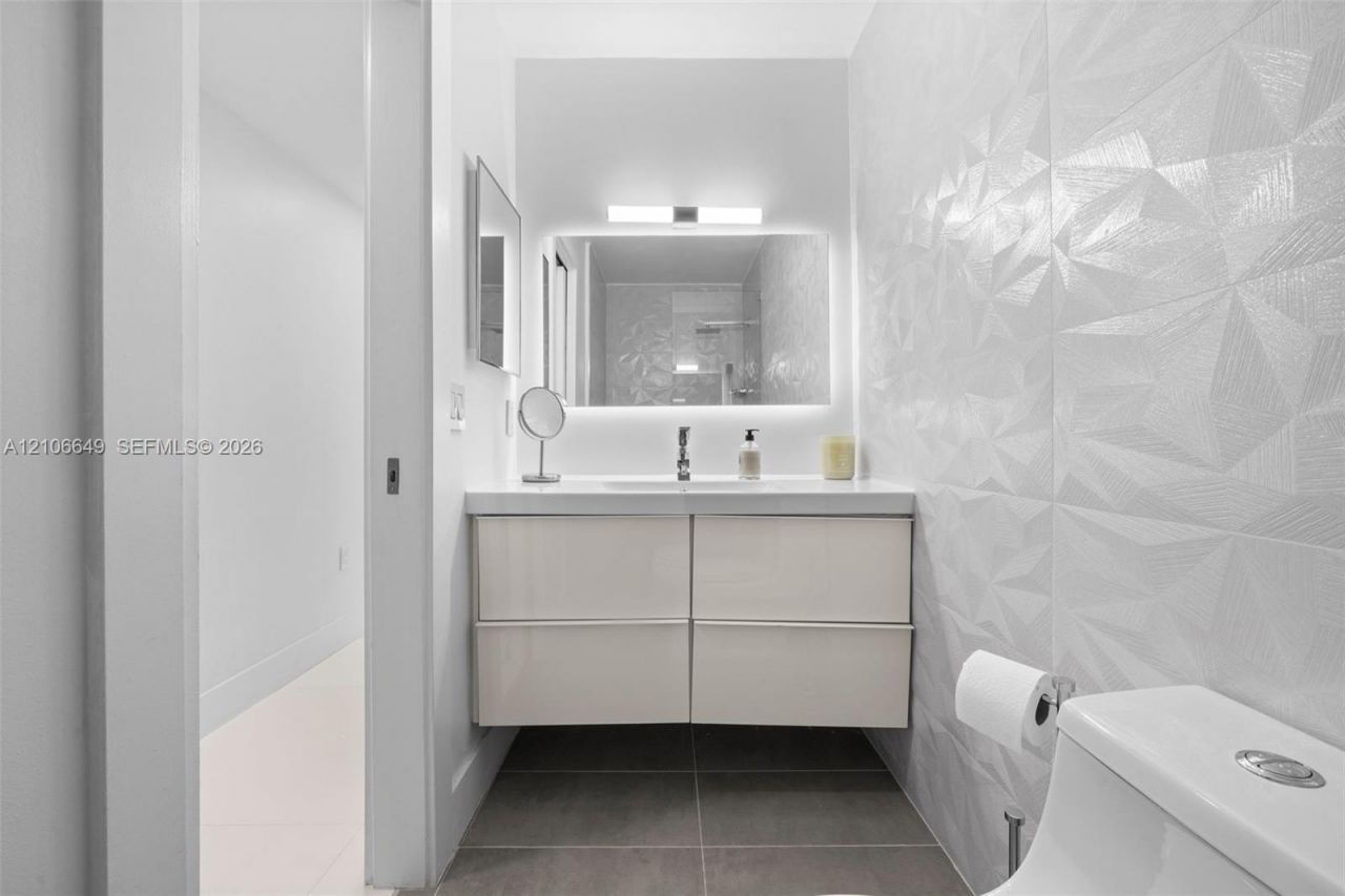216 Poinciana Dr, Unit 206, Sunny Isles Beach, FL 33160 Photo