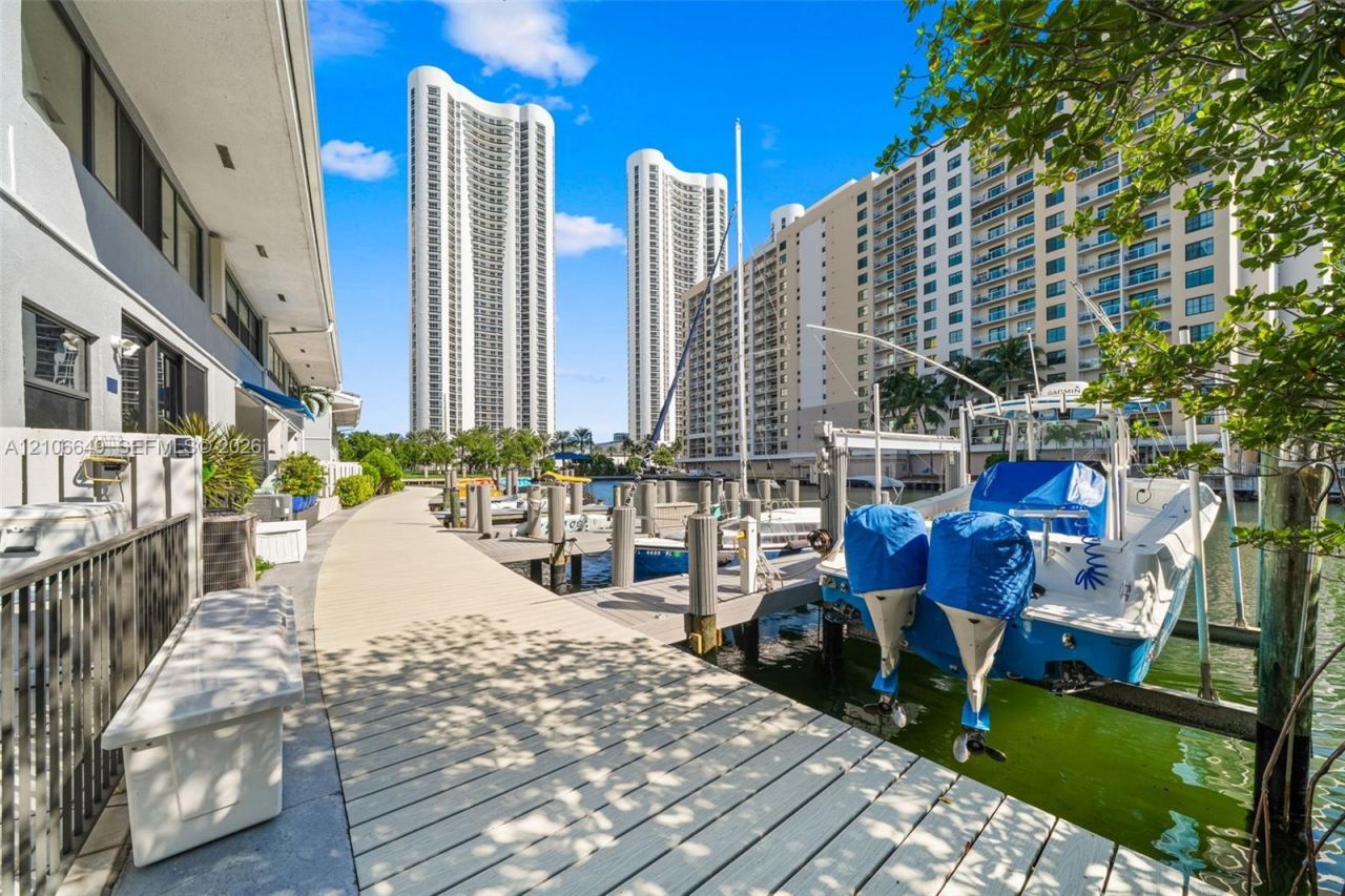 216 Poinciana Dr, Unit 206, Sunny Isles Beach, FL 33160 Photo