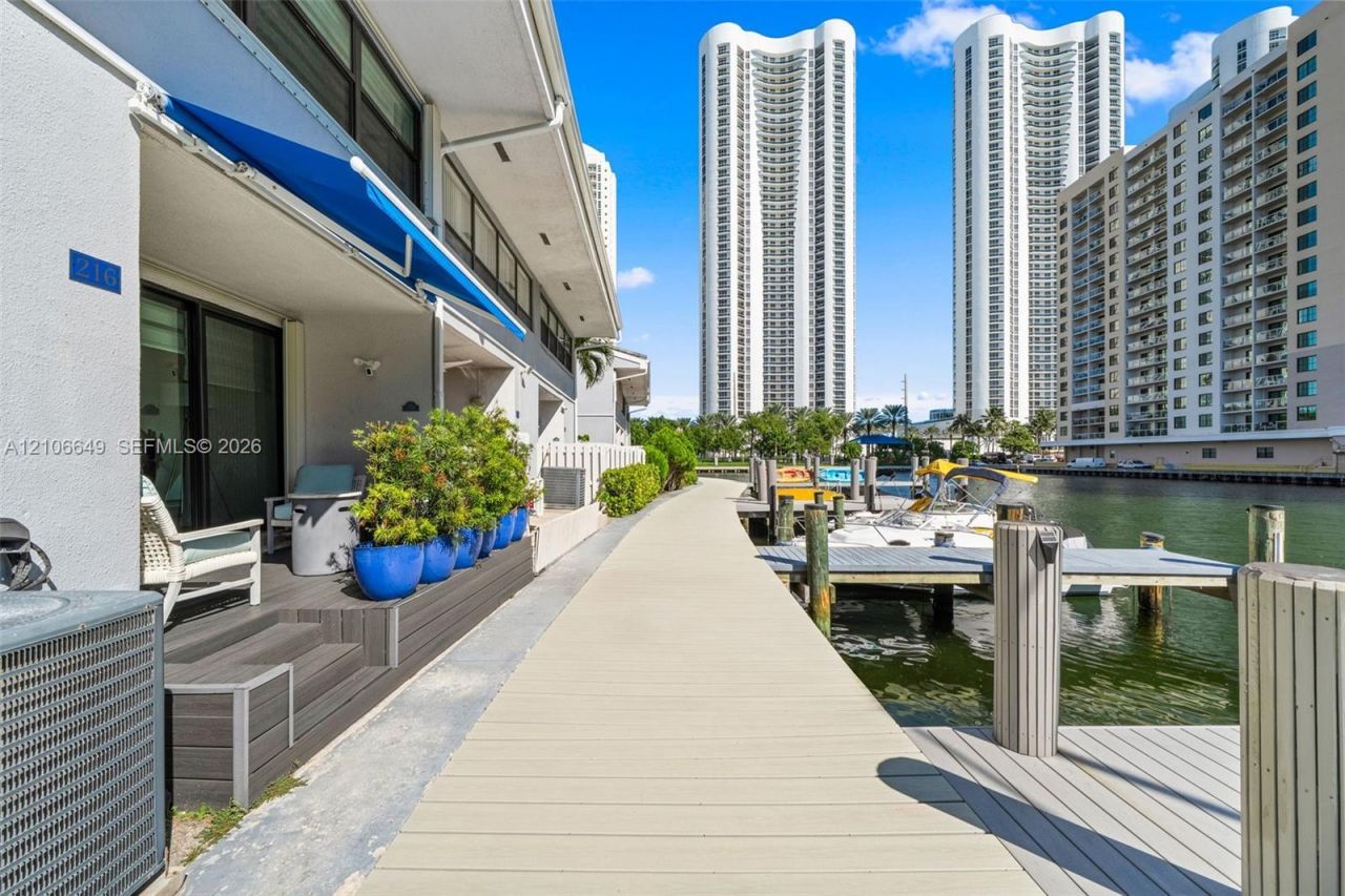 216 Poinciana Dr, Unit 206, Sunny Isles Beach, FL 33160 Photo