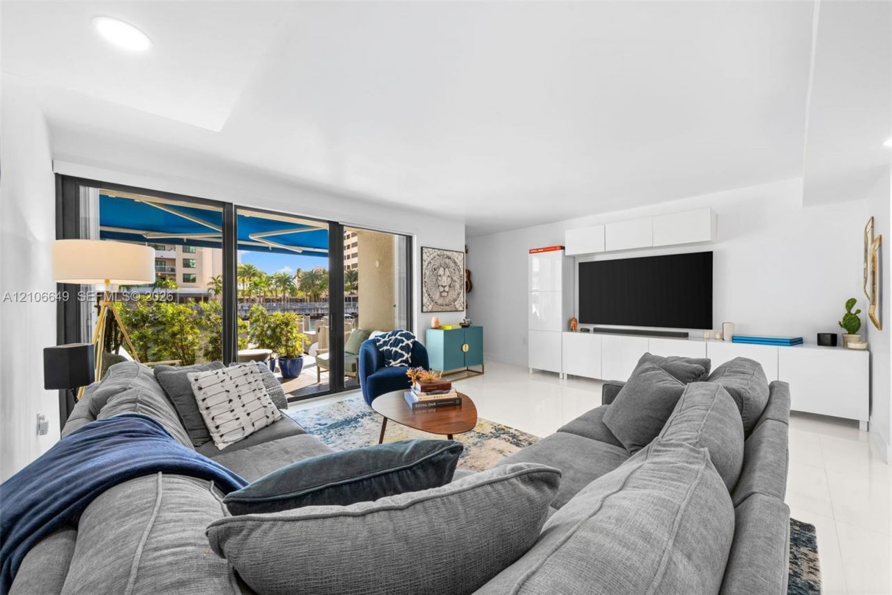 216 Poinciana Dr, Unit 206, Sunny Isles Beach, FL 33160 Photo