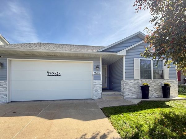 2545 Whispering Ridge Drive , Des Moines, IA 50320