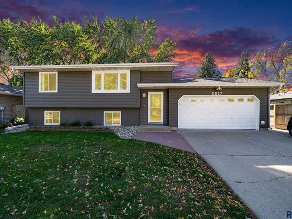 5517 W Chelsea Dr, Sioux Falls, SD 57106