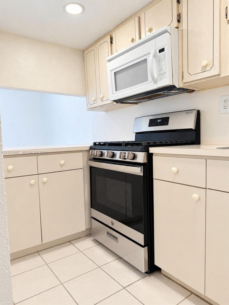 1300 W 47th Pl , Unit 218A, Hialeah, FL 33012 Photo