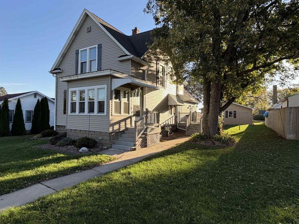 560 Montgomery Avenue, East Dubuque, IL 61025