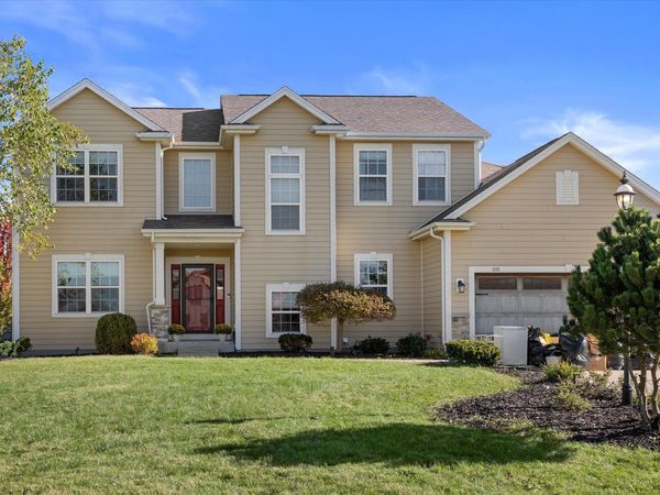 507 Oakmont Dr, Waukesha, WI 53188