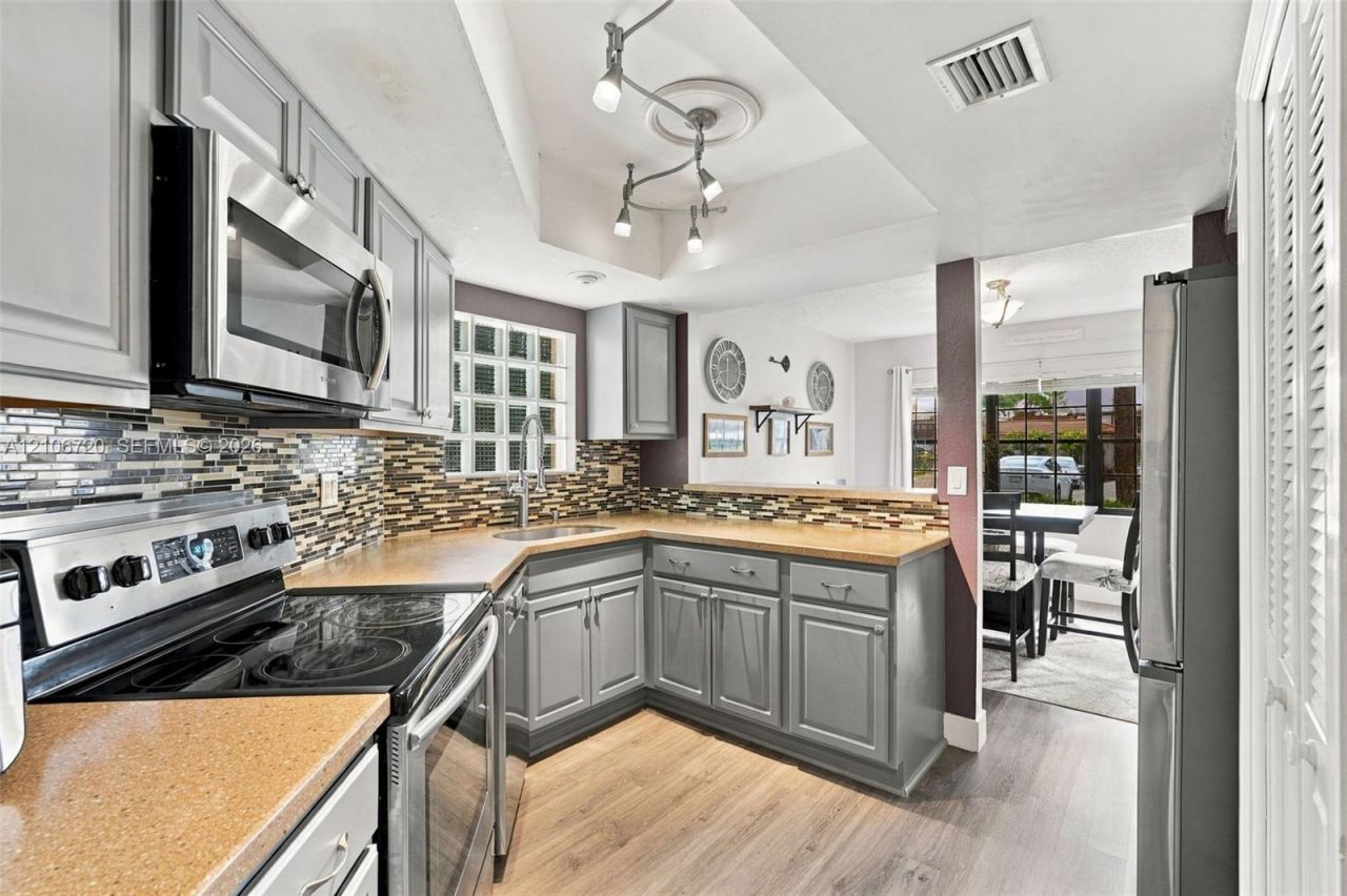 152 Weybridge Cir, Unit C, Royal Palm Beach, FL 33411 Photo