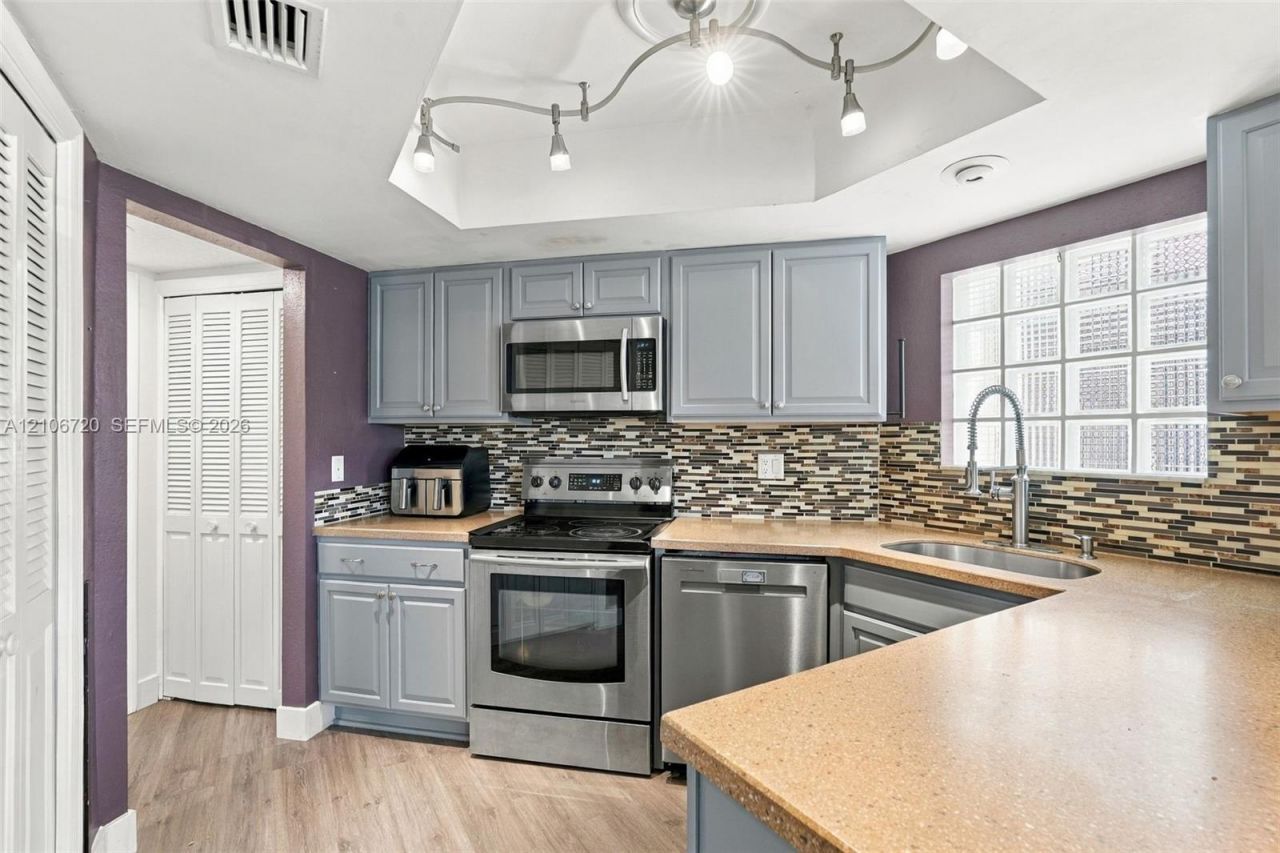 152 Weybridge Cir, Unit C, Royal Palm Beach, FL 33411 Photo