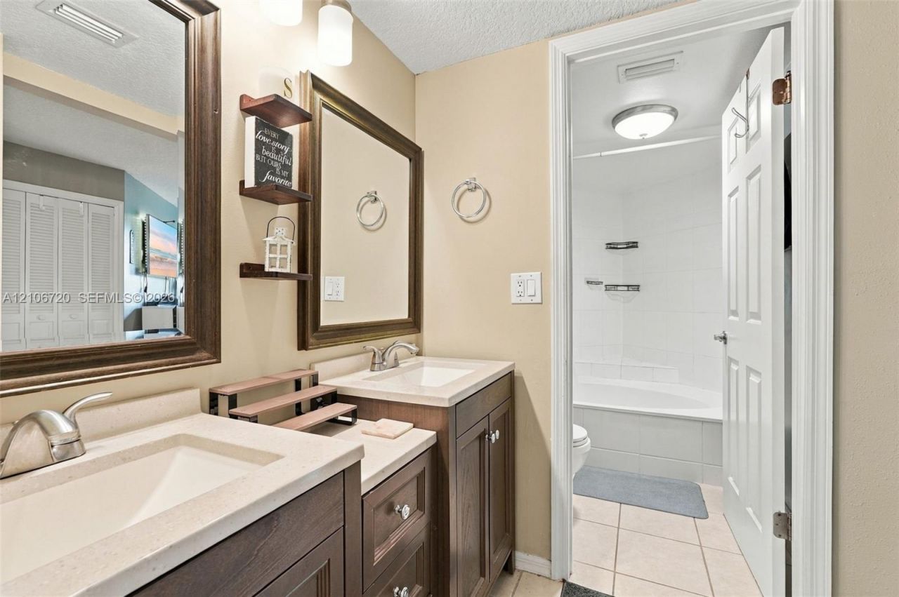152 Weybridge Cir, Unit C, Royal Palm Beach, FL 33411 Photo