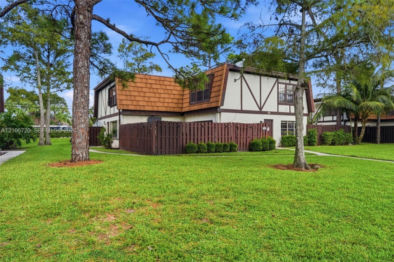 152 Weybridge Cir, Unit C, Royal Palm Beach, FL 33411 Photo