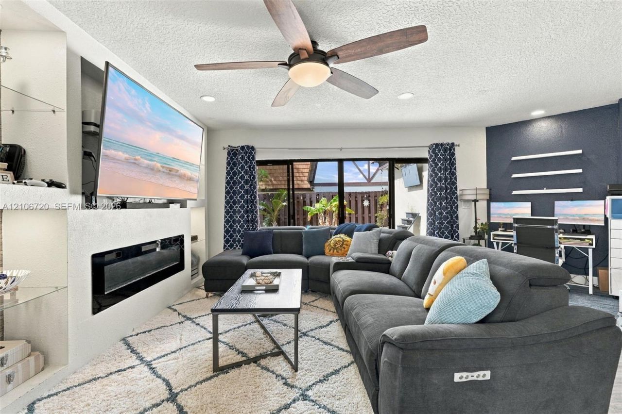 152 Weybridge Cir, Unit C, Royal Palm Beach, FL 33411 Photo
