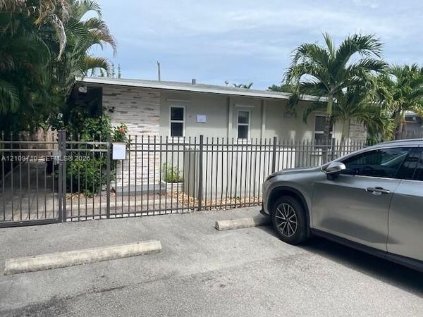 816 NE 17th Way , Fort Lauderdale, FL 33304