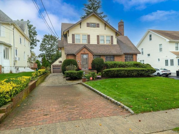 382 Scranton Avenue , Lynbrook, NY 11563