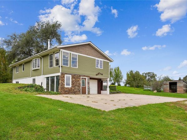 2093 Wapsie Y Road, Coggon, IA 52213