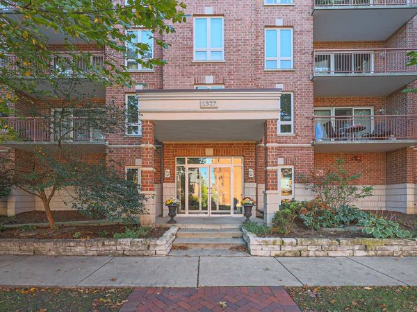 1327 E Washington Street , Unit 305, Des Plaines, IL 60016
