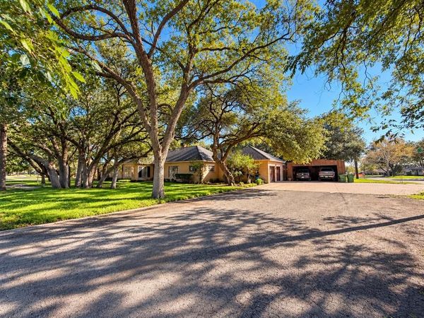 345 W Clinton Street, Dublin, TX 76446