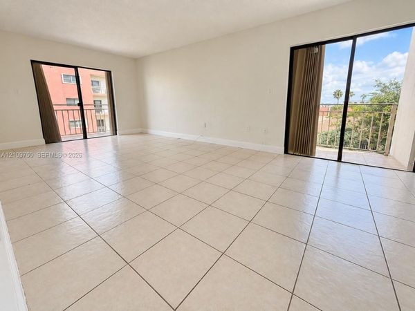 8401 NW 8th St , Unit 310, Miami, FL 33126