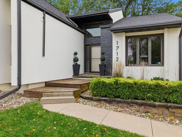 1712 NW 100th Place, Clive, IA 50325