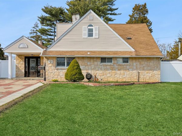 93 Hearth Lane , Westbury, NY 11590