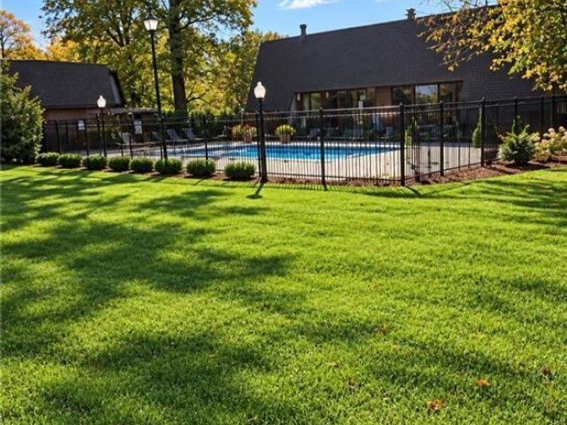 5498 Worth Forest Place E, Unit L, Columbus, OH 43229 Photo 6