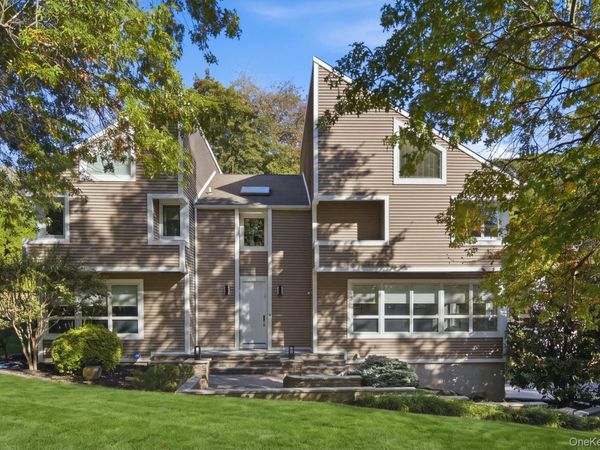 2 Verity Lane, Roslyn, NY 11576