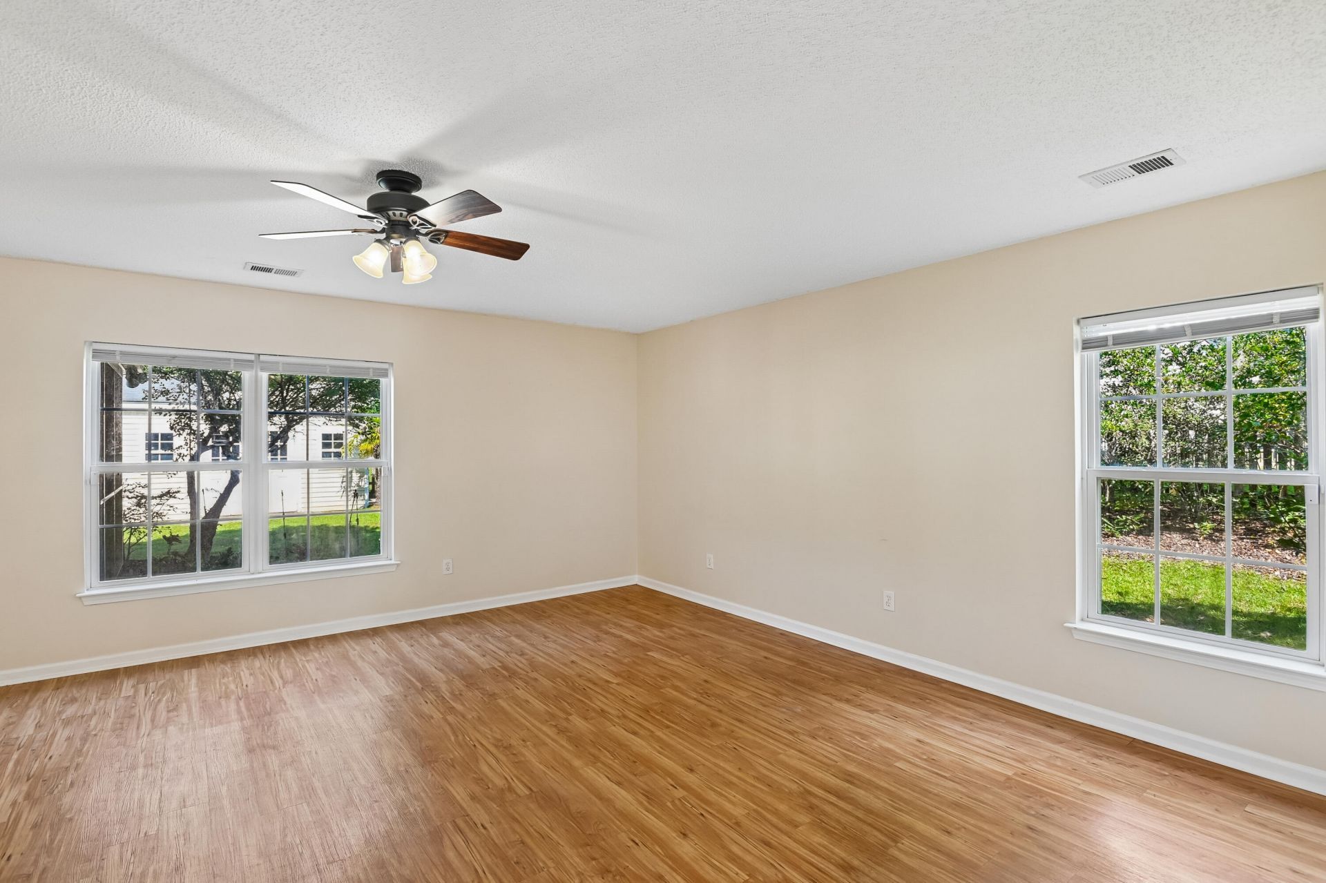 1048 Moss Grove Drive Photo 10