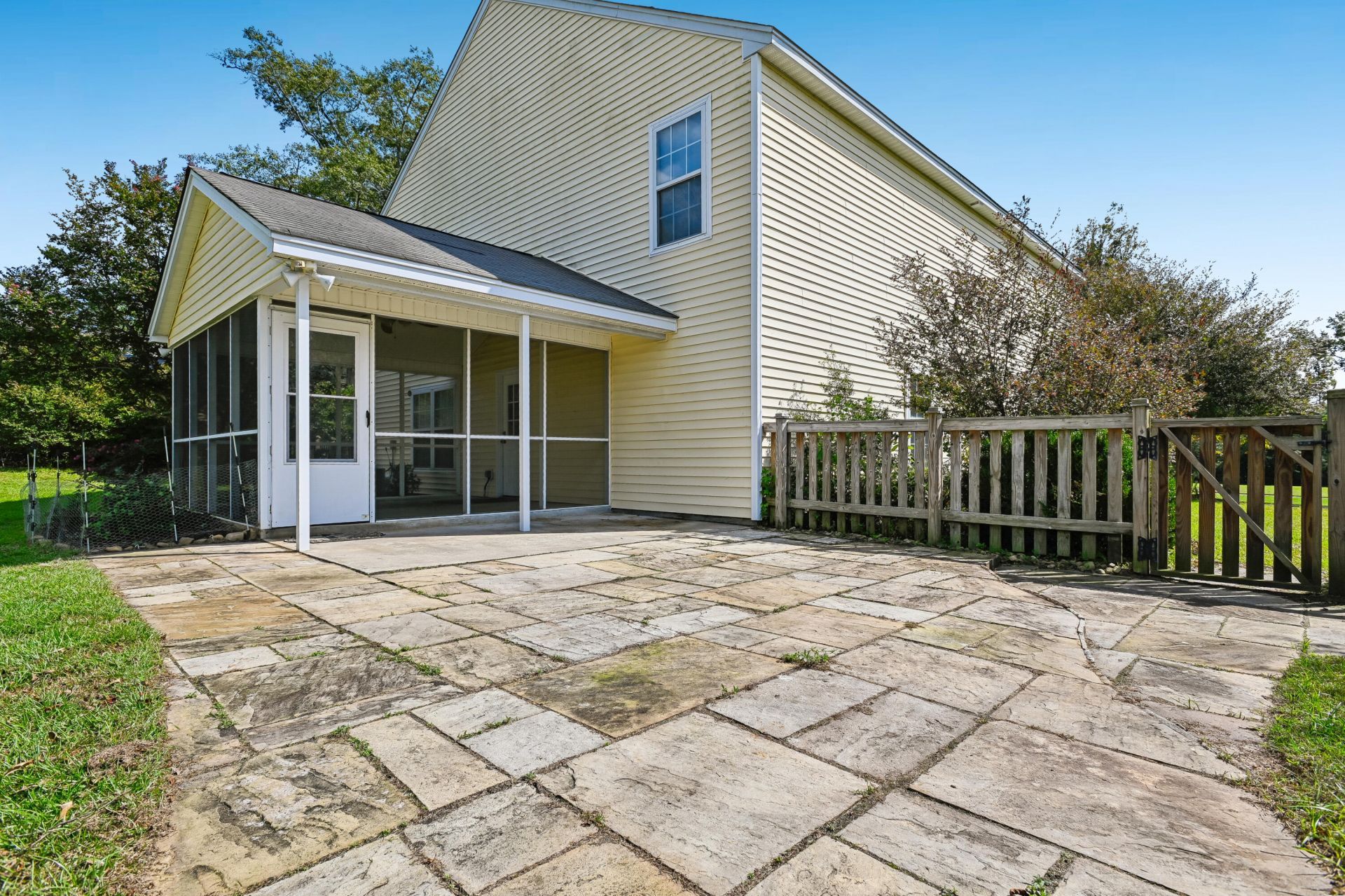 1048 Moss Grove Drive Photo 5