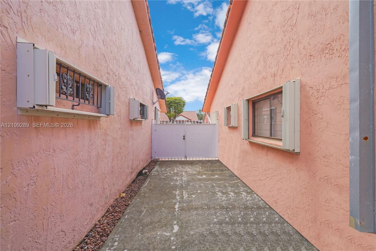 10241 NW 125th St , Hialeah Gardens, FL 33018 Photo