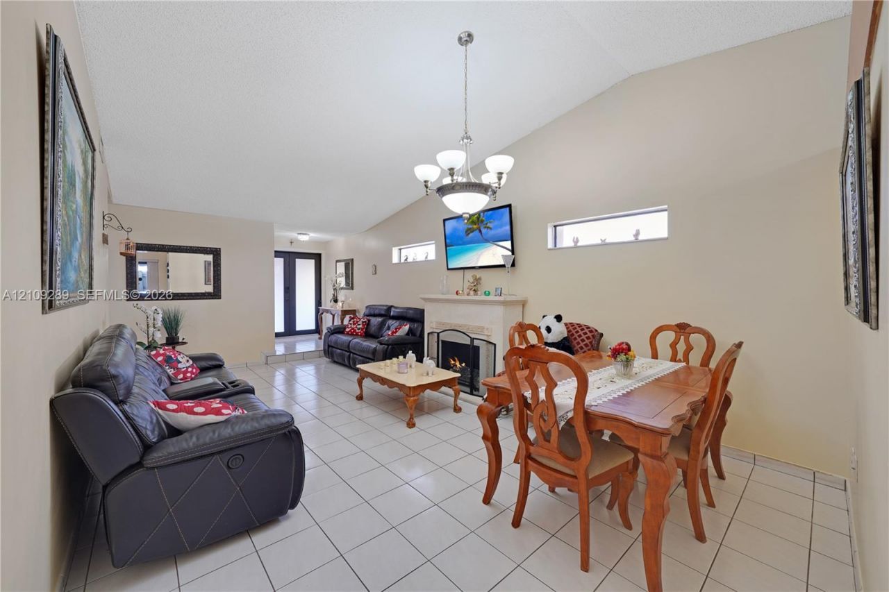 10241 NW 125th St , Hialeah Gardens, FL 33018 Photo