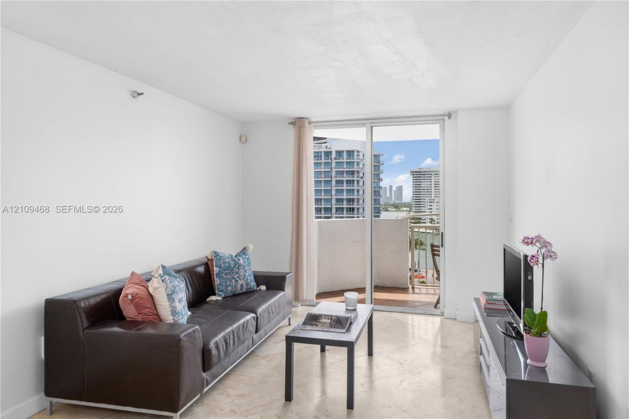 1621 Bay Rd , Unit 906, Miami Beach, FL 33139 Photo